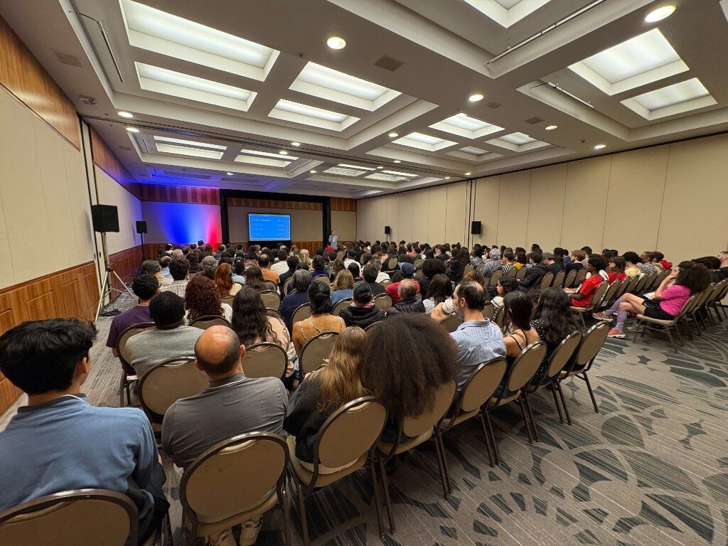 Packed seminar at The Student World EXPO Brazil — students attending an international education talk