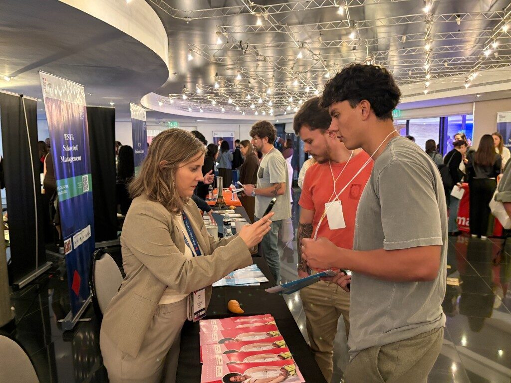 One-to-one consultation between an exhibitor and Brazilian students at The Student World EXPO Brazil